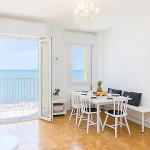  Appartamento In Posizione Con Vista Mare E Parcheggio